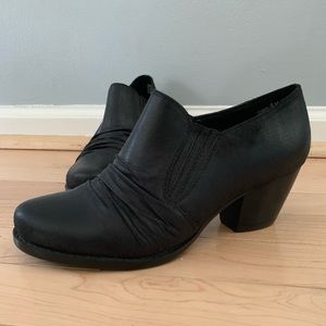 Black dress shoes
